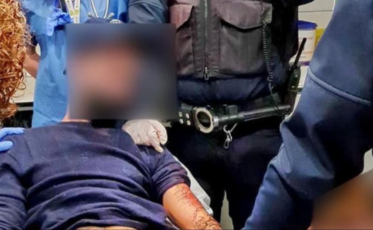 El herido, custodiado por los policías locales que lo detuvieron.