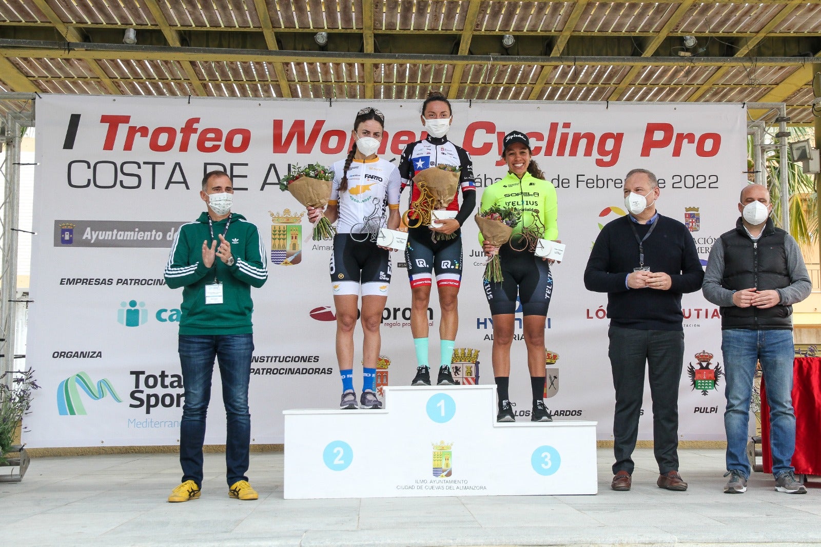 Imagen secundaria 2 - Ciclismo: La Women Cycling de Almería luce en su debut con triunfo de la chilena Aranza Villalón