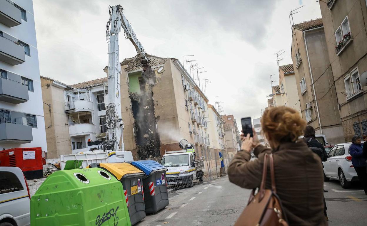 Trabajos de demolición de una vivienda en Santa Adela