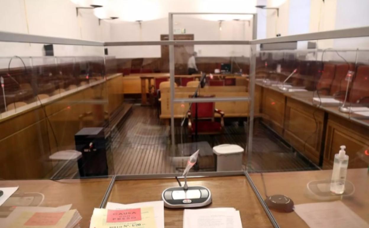Imagen de la sala de la Audiencia de Granada con medidas de seguridad por la COVID-1. 