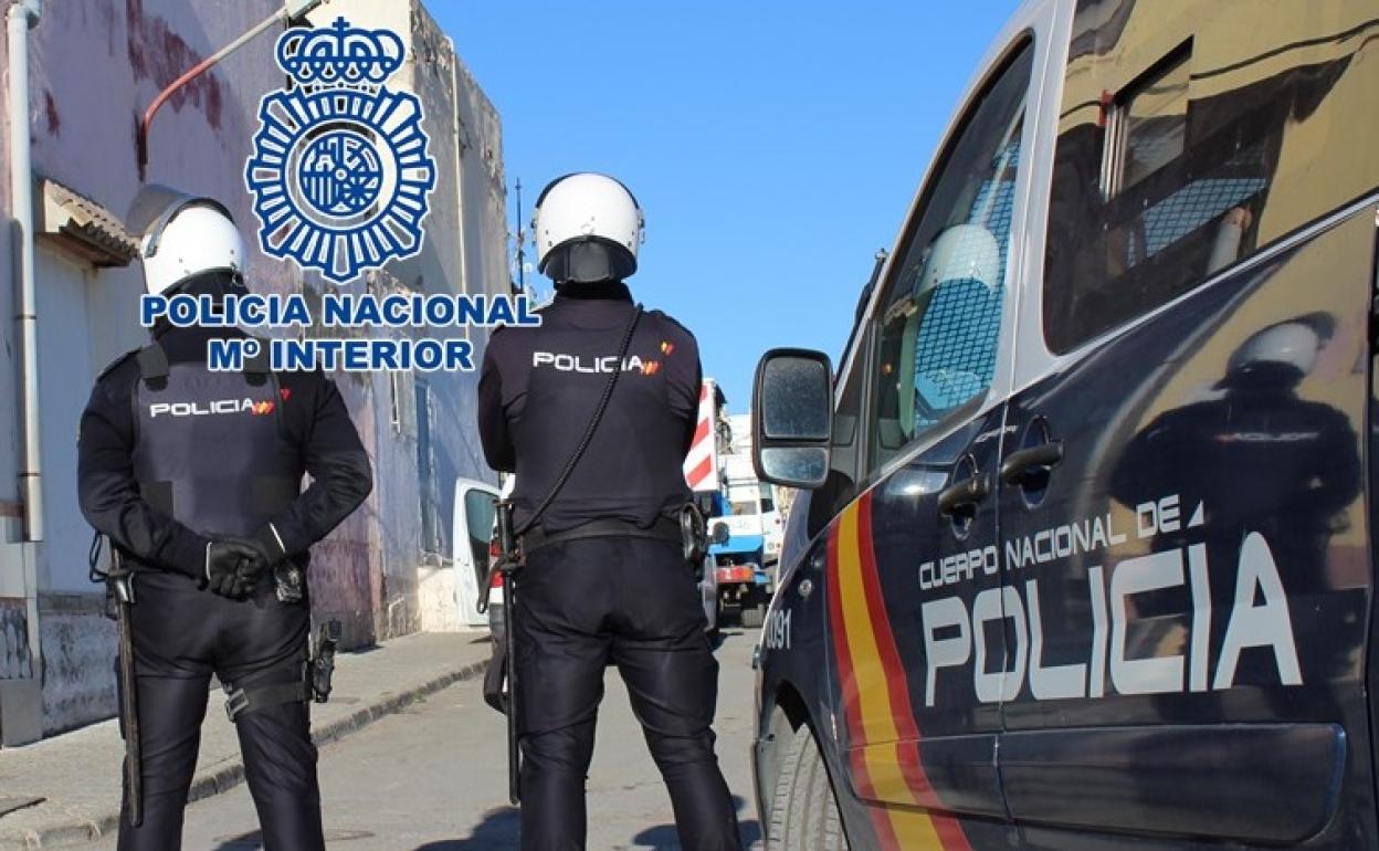 Un conocido delincuente asalta a un viandante a punta de navaja para robarle 500 euros en Granada