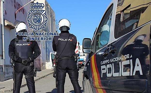 Un conocido delincuente asalta a un viandante a punta de navaja para robarle 500 euros en Granada