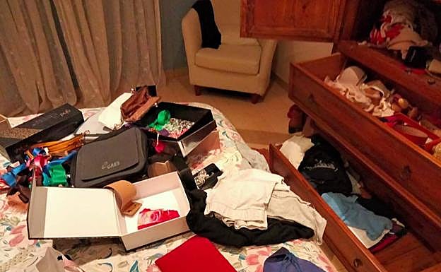 Las pertenencias de esta familia, patas arriba. 