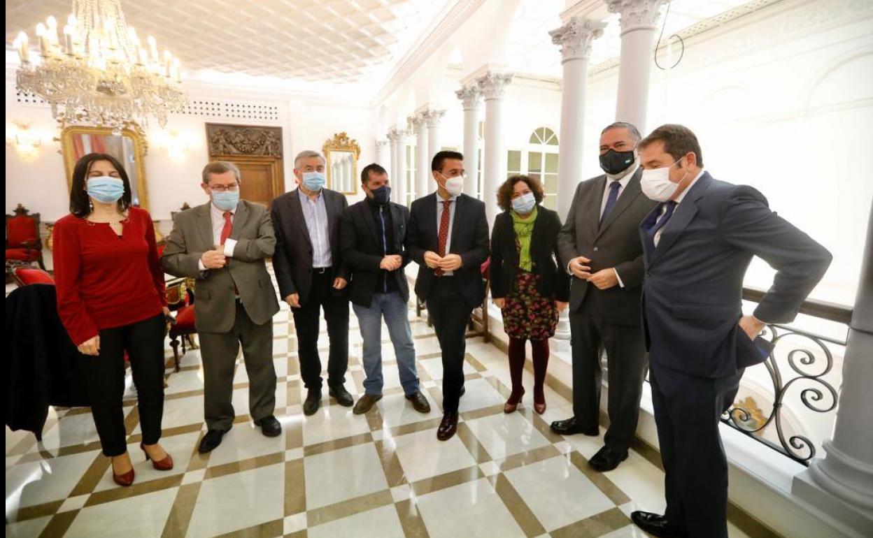Autoridades y representantes sociales de Granada, ayer, tras el encuentro mantenido en el Carmen de los Mártires.