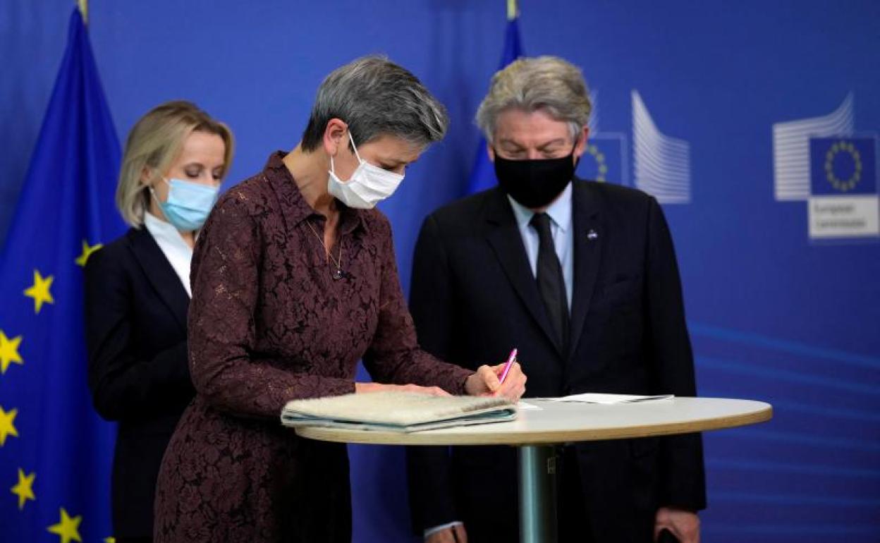 Teresa Czerwinska, vicepresidenta del Banco Europeo de Inversiones, Margrethe Vestager, comisaria europea y Thierry Breton, comisario europeo de Mercado Interior en la firma de la Ley de chips.