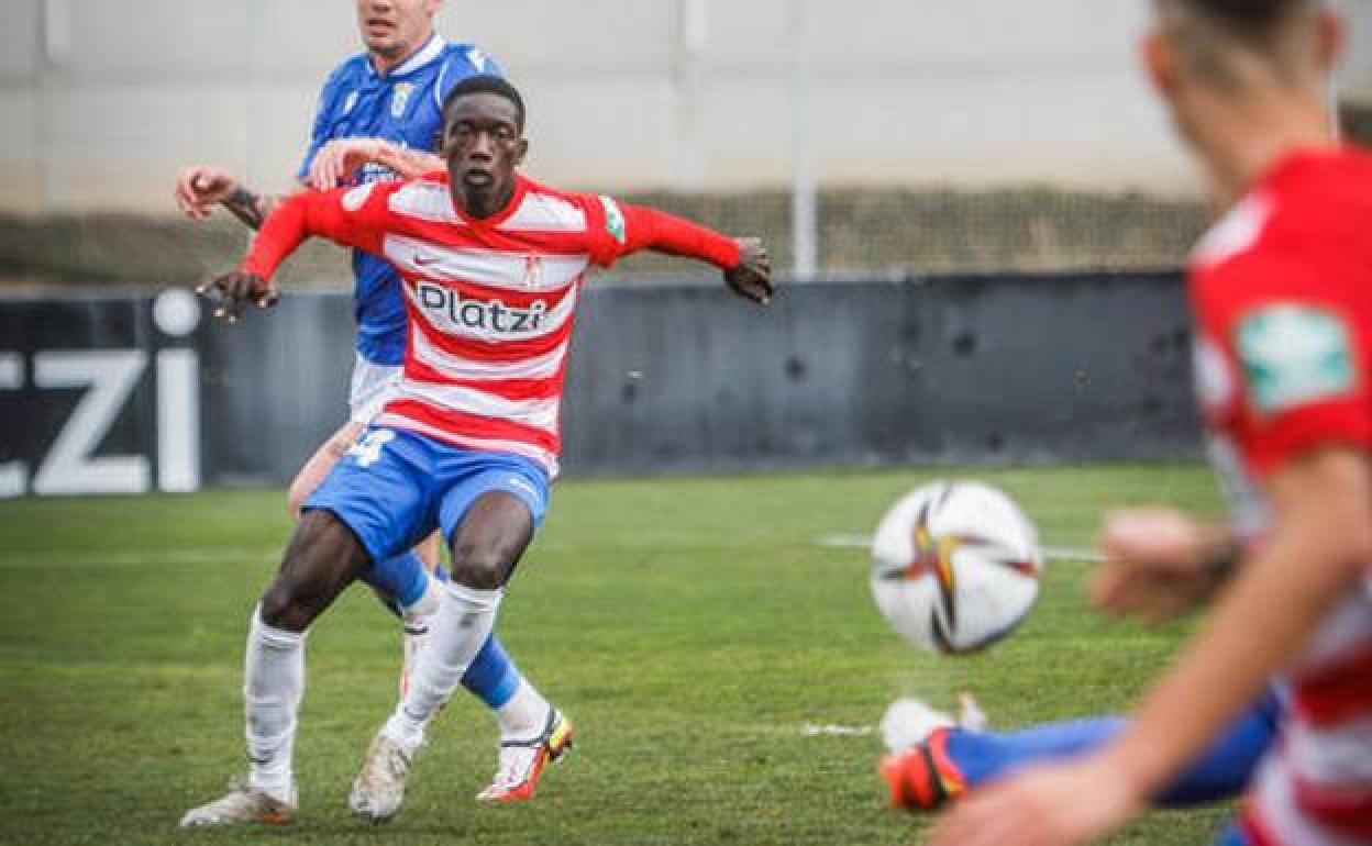 Souleymane utiliza su cuerpo para ganarle la posición a un rival y recibir un pase. 
