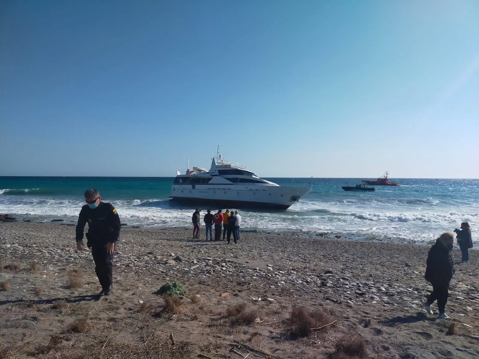 Una avería en la embarcación ha provocado que vare con tres ocupantes dentro