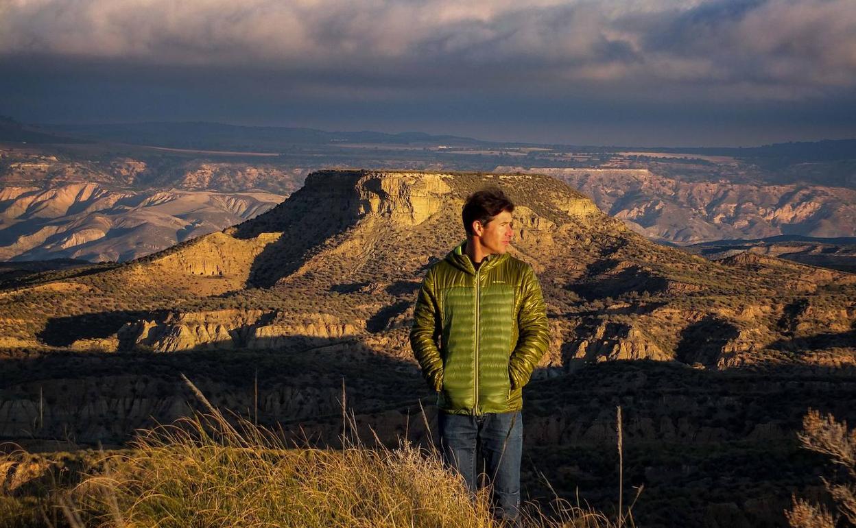 Fran, ingeniero agrícola, crea 'bosques naturales' para que la tierra dé sus frutos en el entorno del Geoparque.