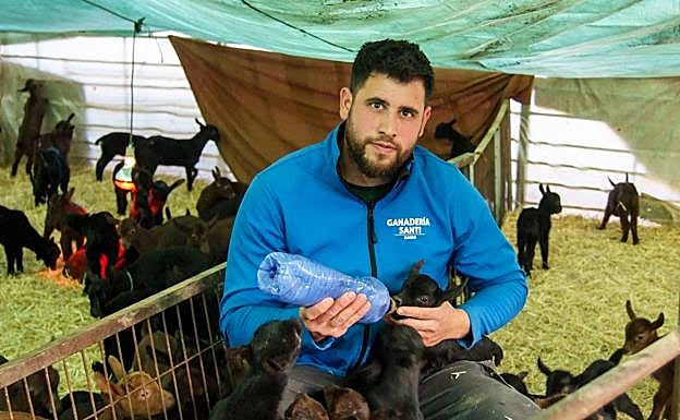 Santi vive en Darro entregado a sus animales.