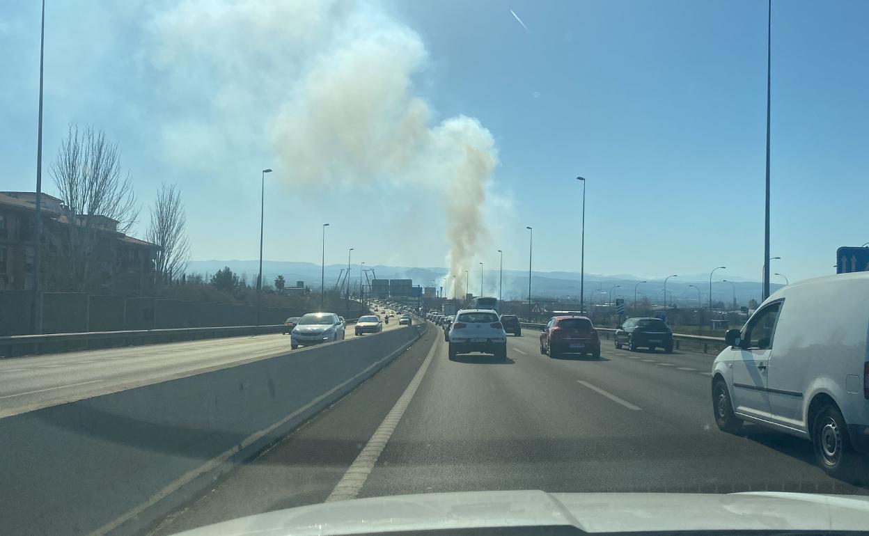 Columna de humo visible desde la Circunvalación 