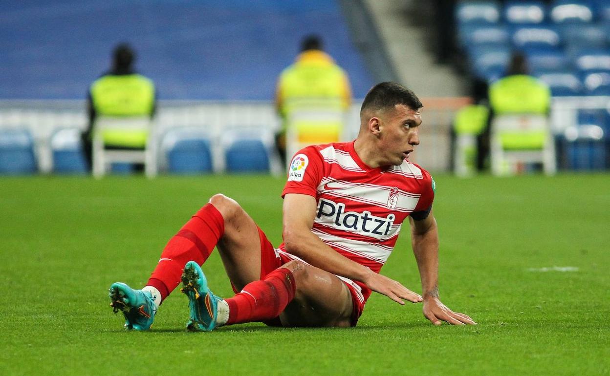 Myrto Uzuni, sobre el césped, en el partido en el Santiago Bernabéu. 