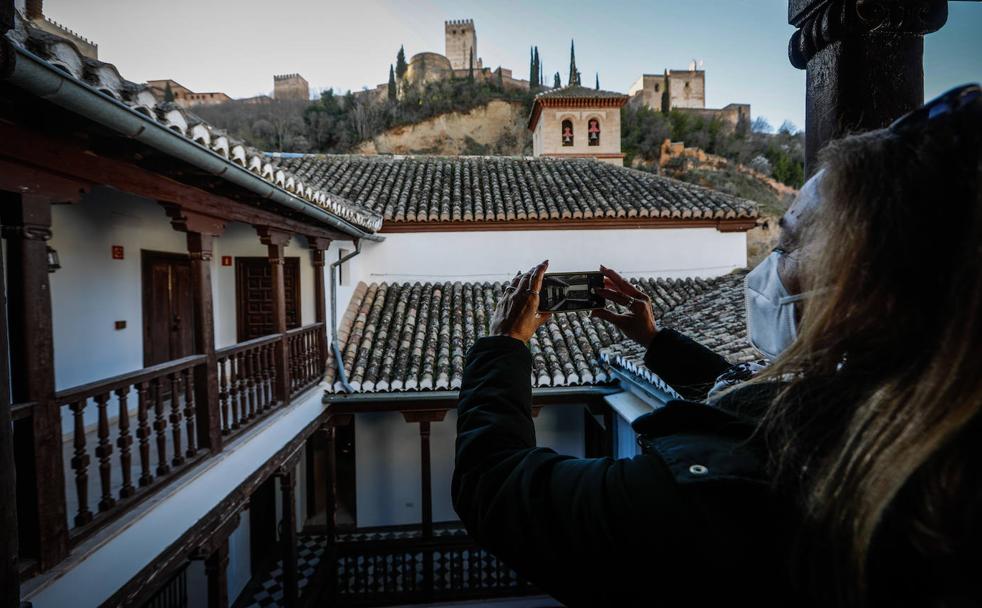 Desde la galería superior de la Casa Latorre hay unas espectaculares vistas de la iglesia de San Pedro en primer plano y del conjunto monumental de la Alhambra detrás.