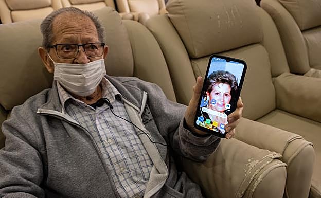 Luis enviudó hace 11 años, pero sigue queriendo a Magdalena como el primer día.