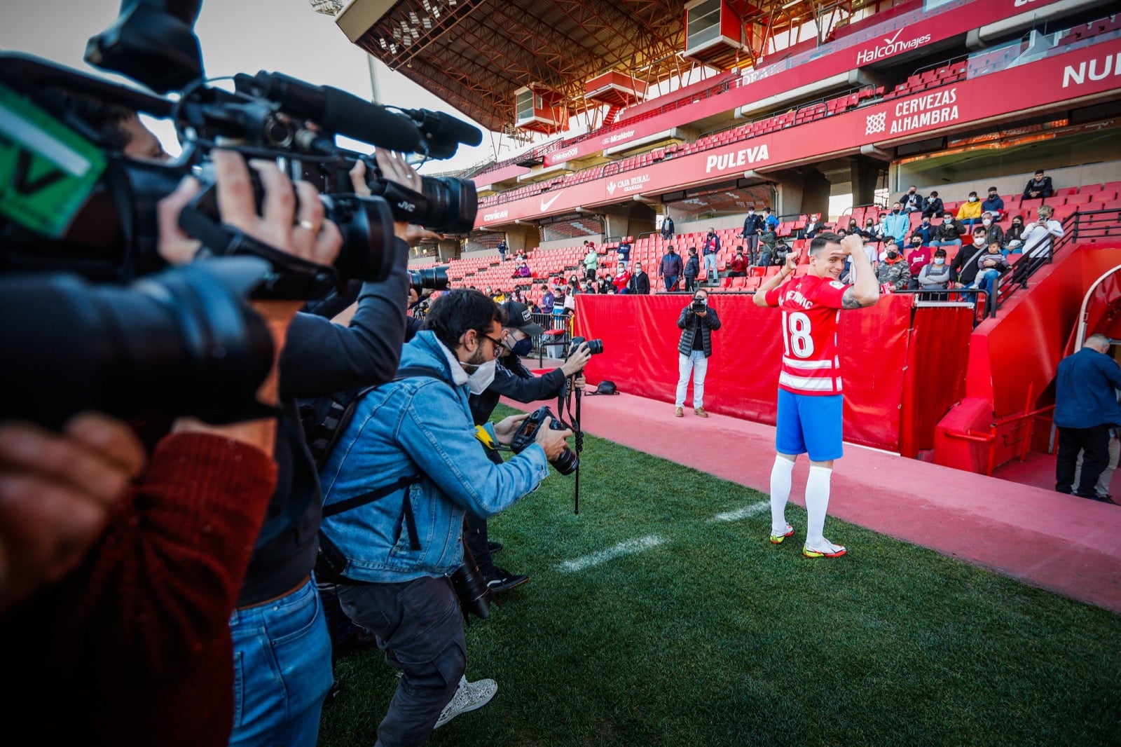 El centrocampista serbio del Granada posa de rojiblanco en su presentación oficial ante la afición.