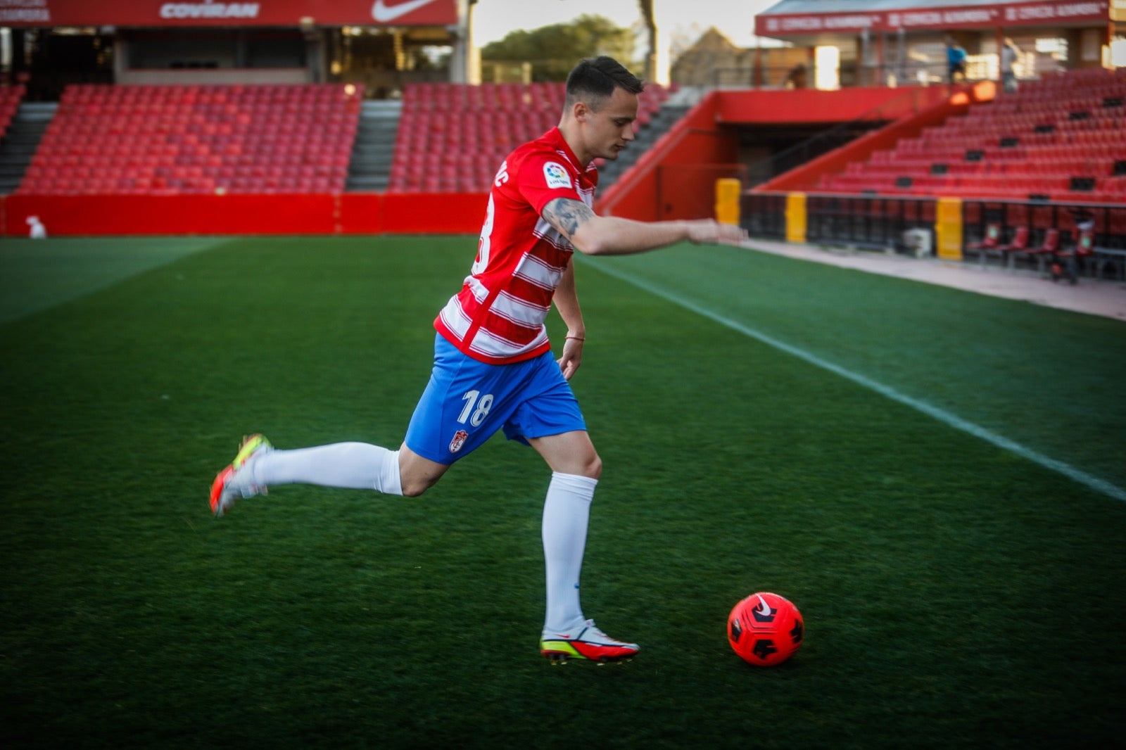 El centrocampista serbio del Granada posa de rojiblanco en su presentación oficial ante la afición.