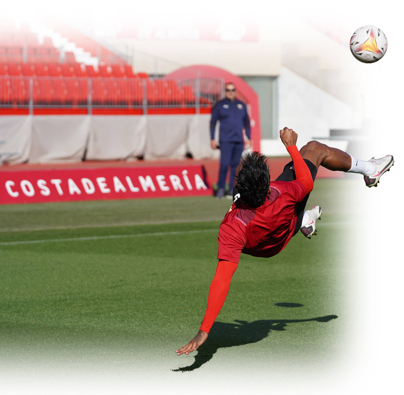 Dyego Sousa, ya con el alta médica, realiza un remate de chilena en la sesión de ayer.