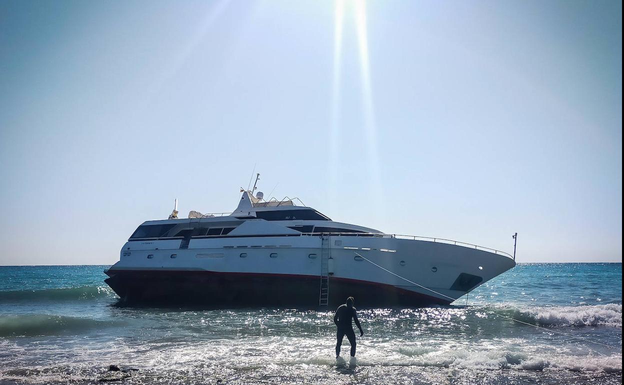 El propietario del yate varado en Carchuna rechaza hacerse cargo del rescate