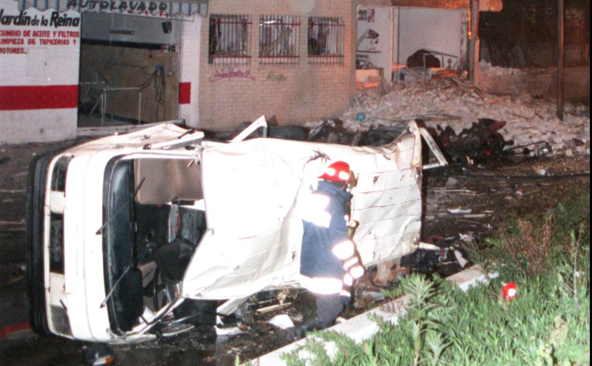 Estado en el que quedó la furgoneta que explotó en la que se trasladaban los trabajadores a la Base Aérea de Armilla