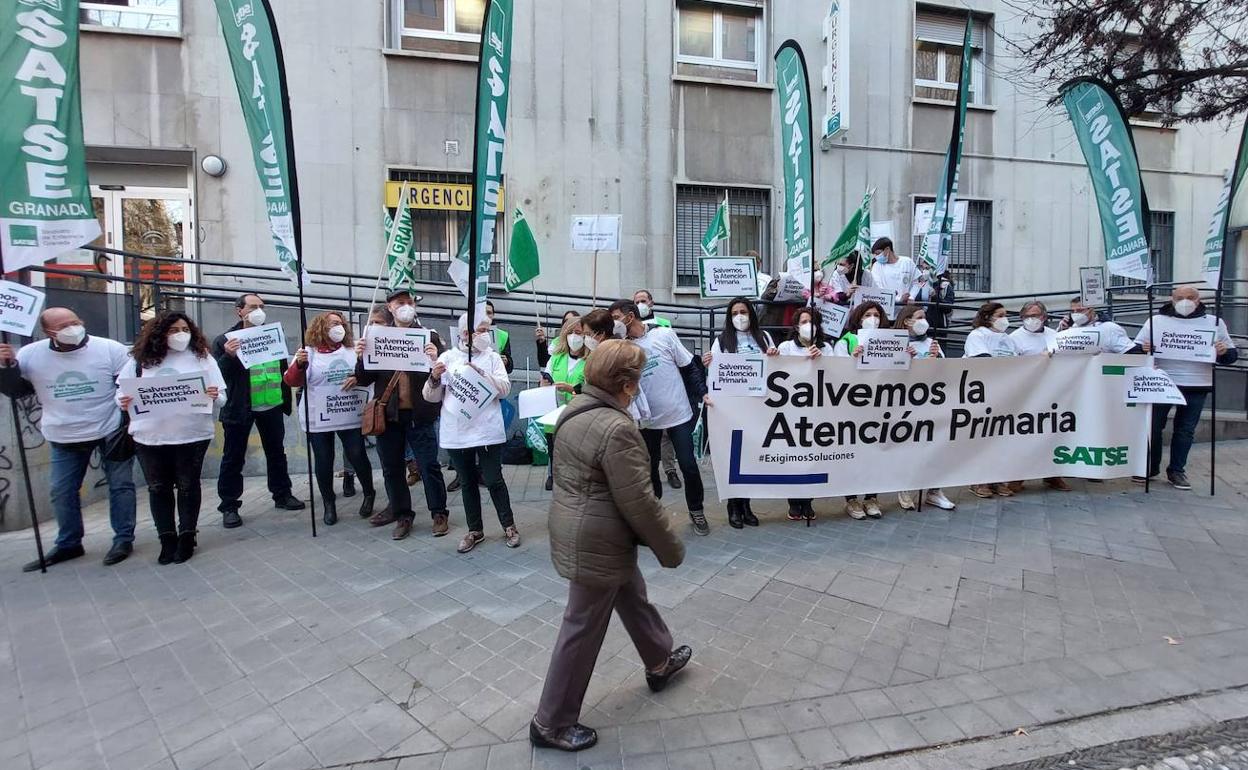 Trabajadores del SAS en la concentración celebrada este jueves en Granada. 