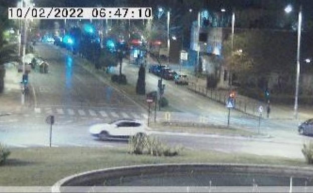 Tráfico en la rotonda del Alcampo a primera hora de este jueves