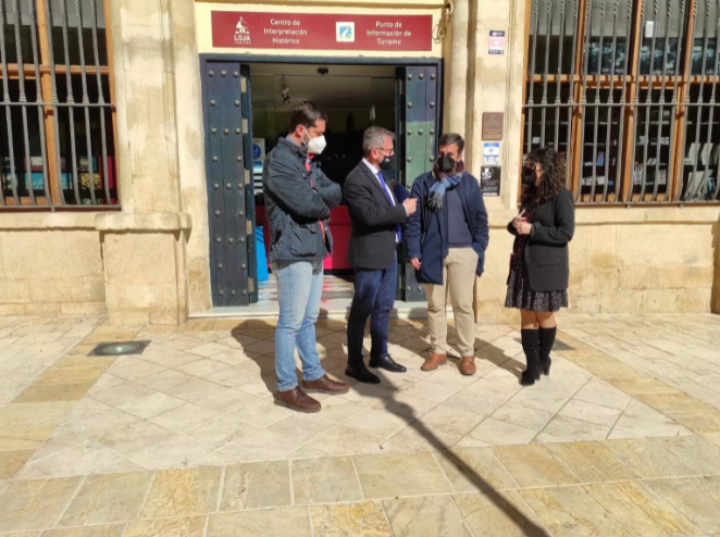 El delegado territorial de Turismo de la Junta en Granada, Gustavo Rodríguez (segundo por la izquierda), junto al resto de personalidades públicas en Loja.