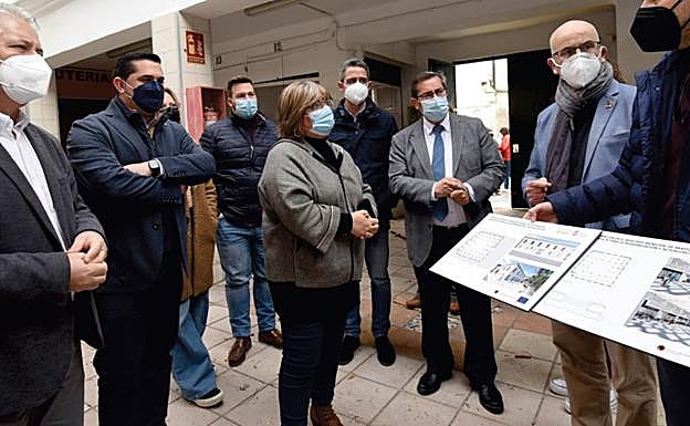 Un momento de la visita a las obras de rehabilitación del Mercado de Abastos de Santa Fe. 