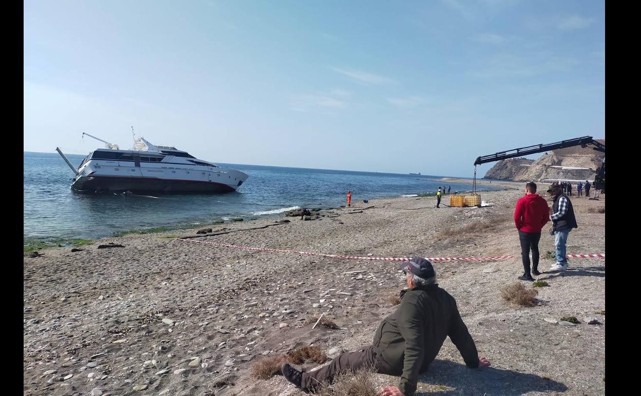 Curiosos observan los trabajos de extracción en Carchuna.