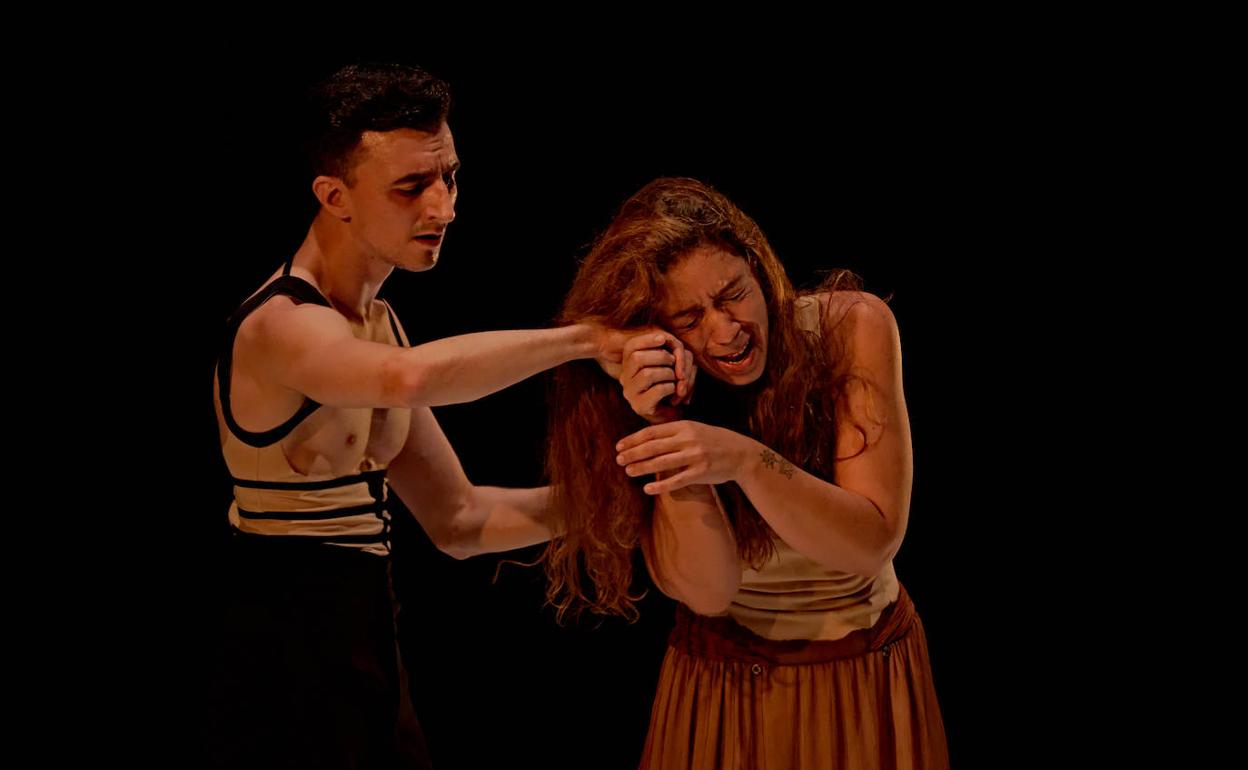 Cristian Martín y Sandra Carrasco, en un momento de 'Márgenes'.