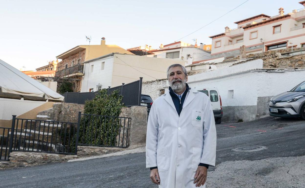 El médico, en una calle de la localidad.