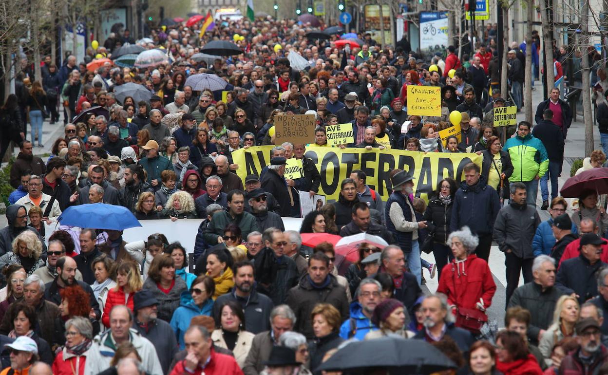 Manifestación por las infraestructuras ferroviarias en Granada.