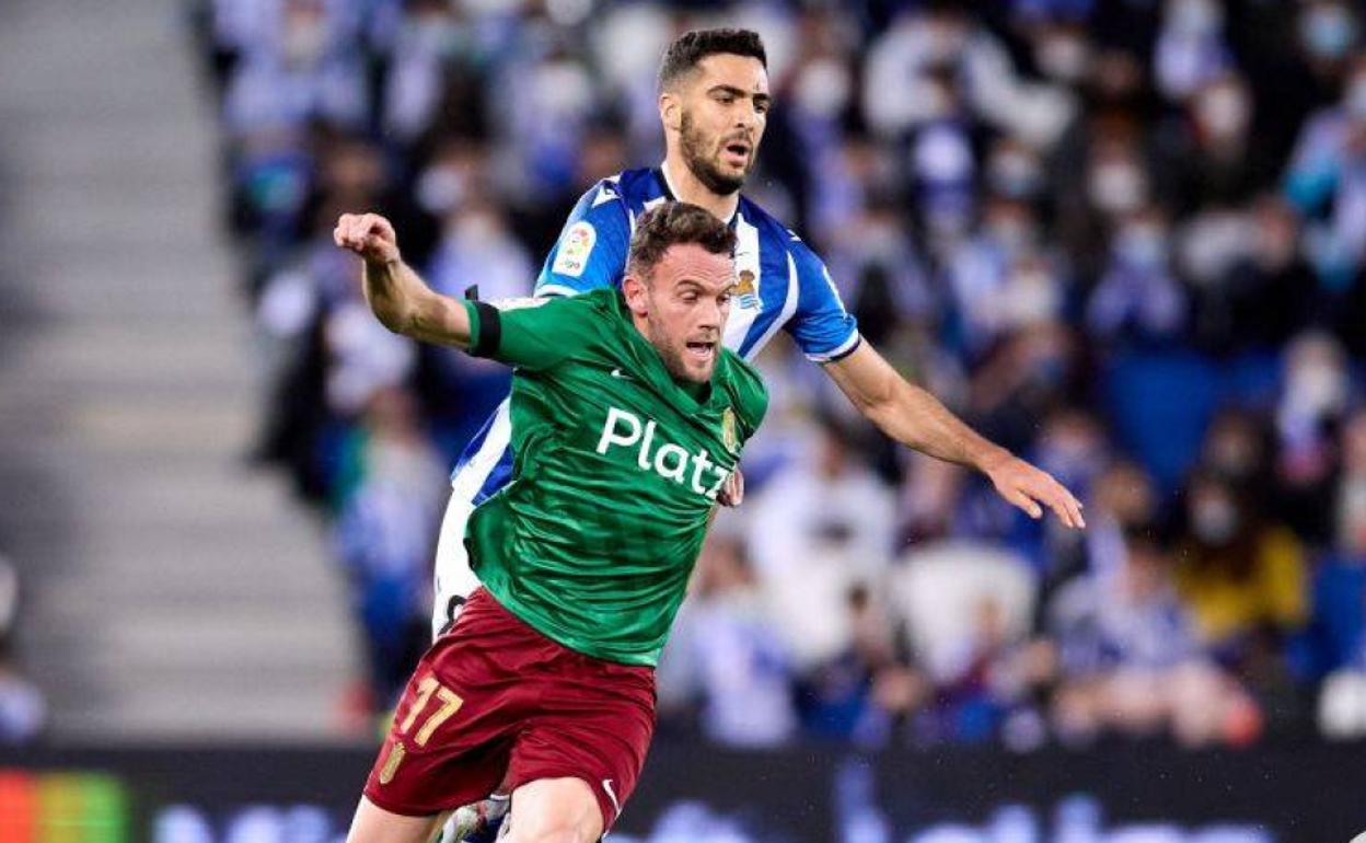 Quini pelea por ganar la posición con Mikel Merino. 