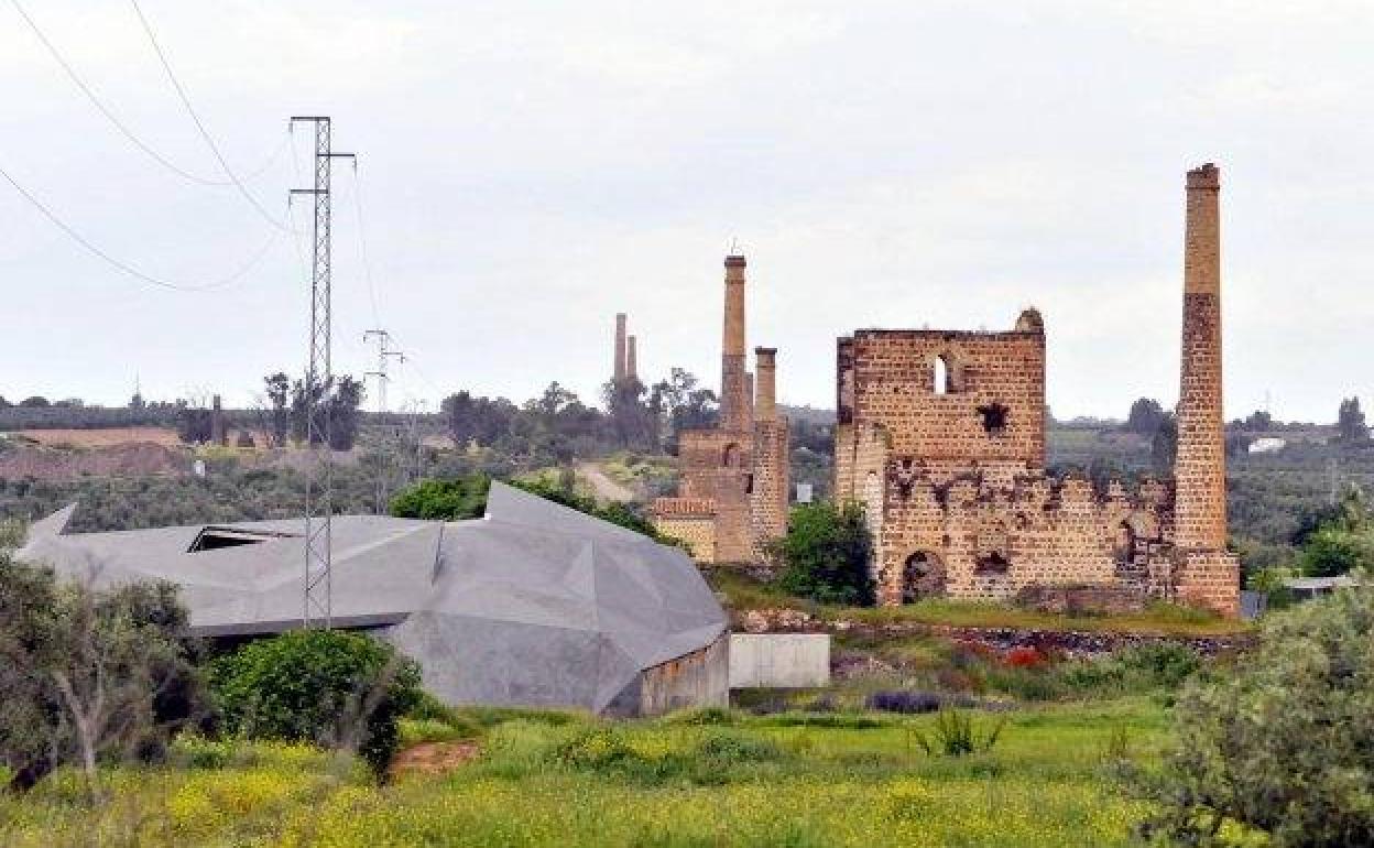 El complejo minero de Los Lores, con la estructura de la mina visitable en primer término. 