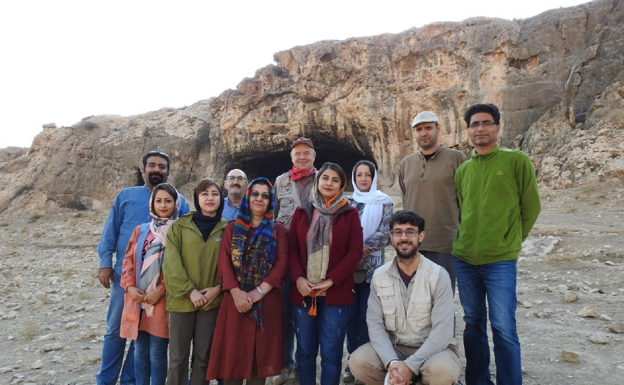 Imagen principal - Mario junto al equipo de excavación del TISARP en Irán.