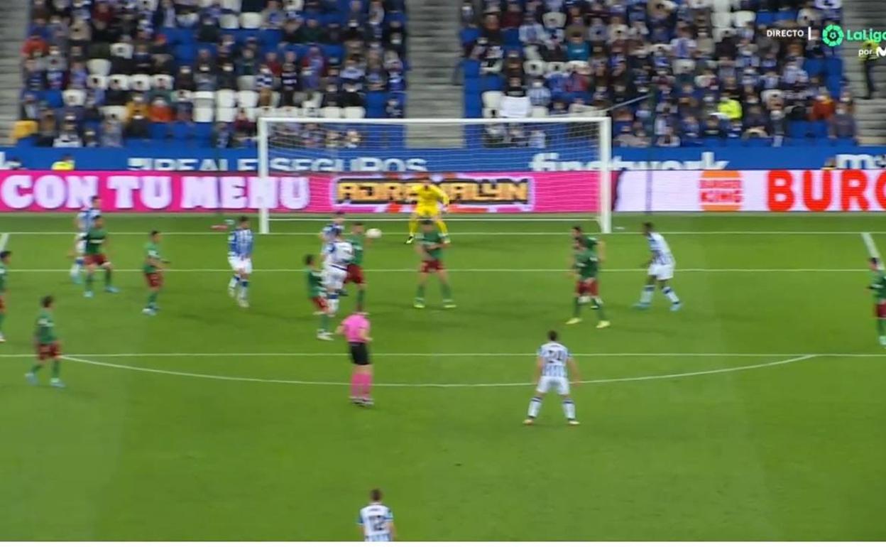 Se observa como Duarte detiene el balón con la mano involuntariamente. 