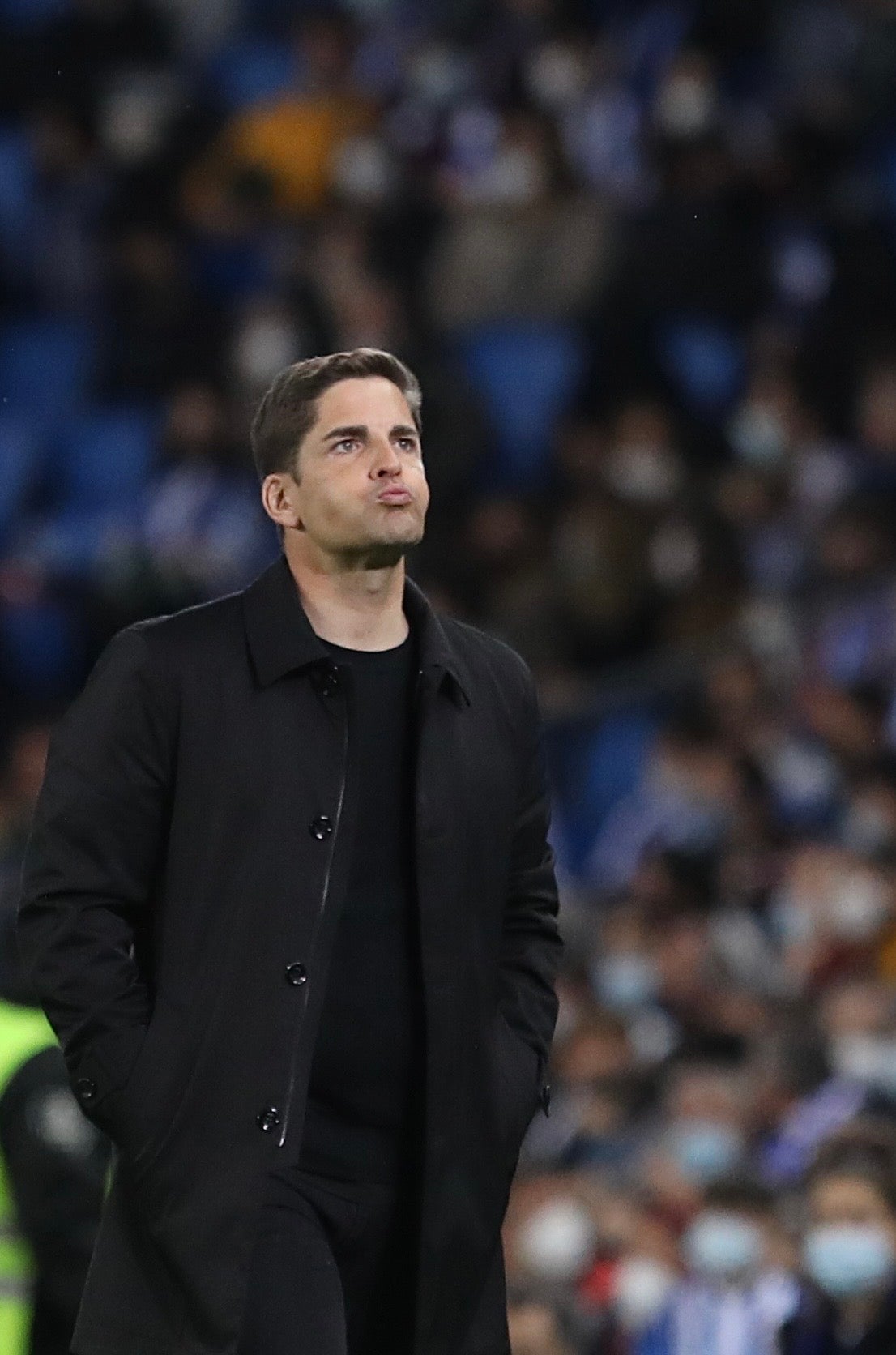 Robert Moreno resopla durante el Real Sociedad-Granada. 