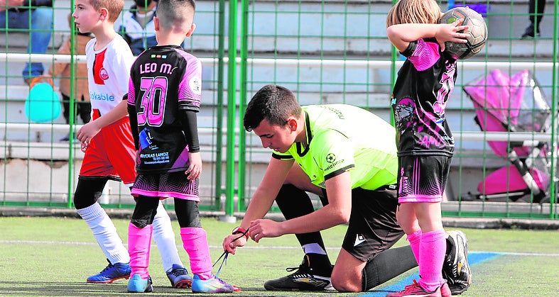 Este árbitro no duda en detener el juego, para ayudar a los futbolistas. 