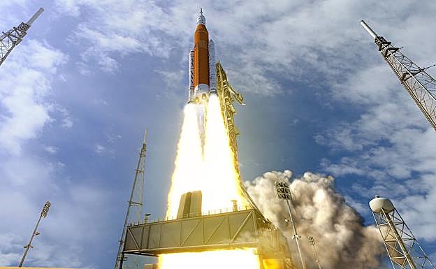 Recreación artística del despegue de la primera misión del programa Artemisa..