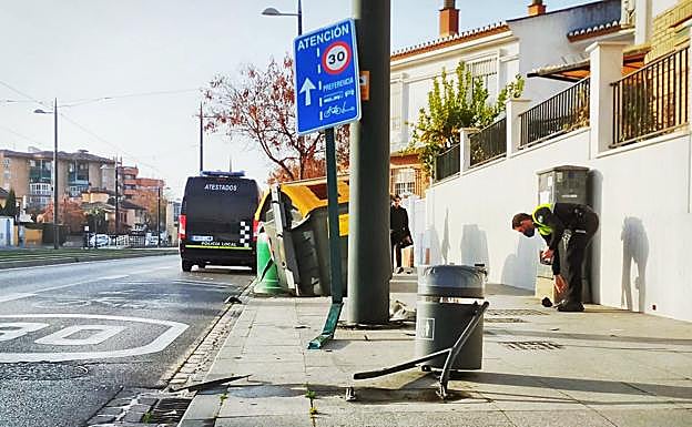 Pillada tras destrozar mobiliario urbano con su coche y darse a la fuga en Granada