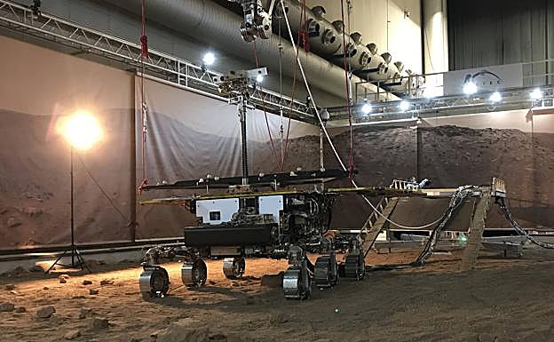 El 'rover' Amalia -gemelo del Rosalind Franklin-, tras bajar de la plataforma de aterrizaje en la réplica de terreno marciano. 