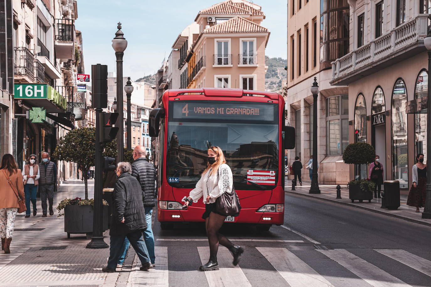 Autobús urbano de la línea 4 de Granada a su paso por el centro de la ciudad.