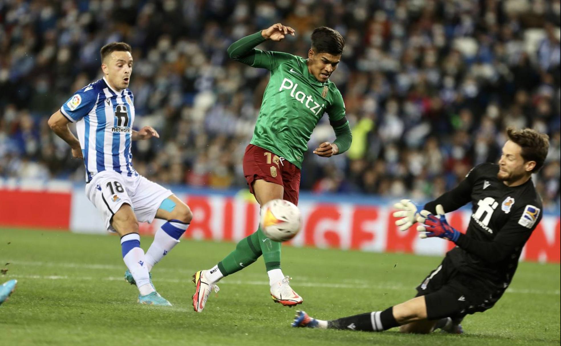 Matías Arezo, en la acción personal en la que se midió con Remiro. 