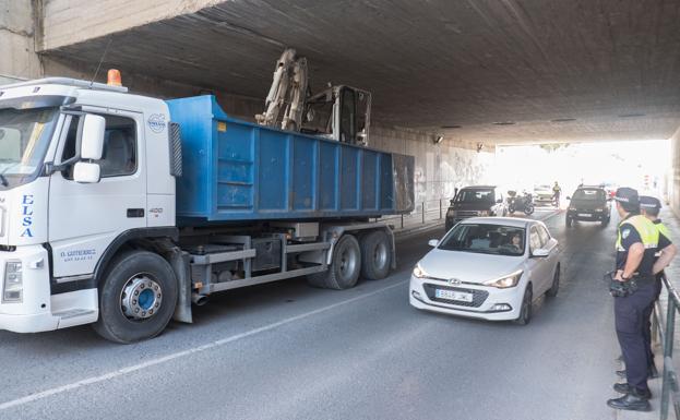 Aviso importante de la DGT a conductores para adelantar camiones o autobuses