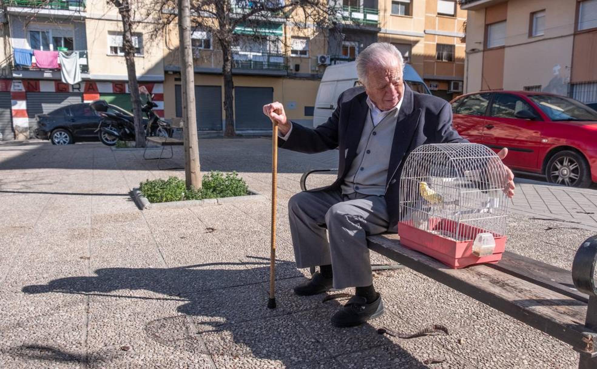 Luis, vecino de 89 años de la Chana, con su pájaro.