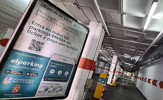 Panel informativo en un 'parking' sobre la aplicación informática. 