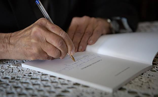 Dedicando un libro al periodista. 