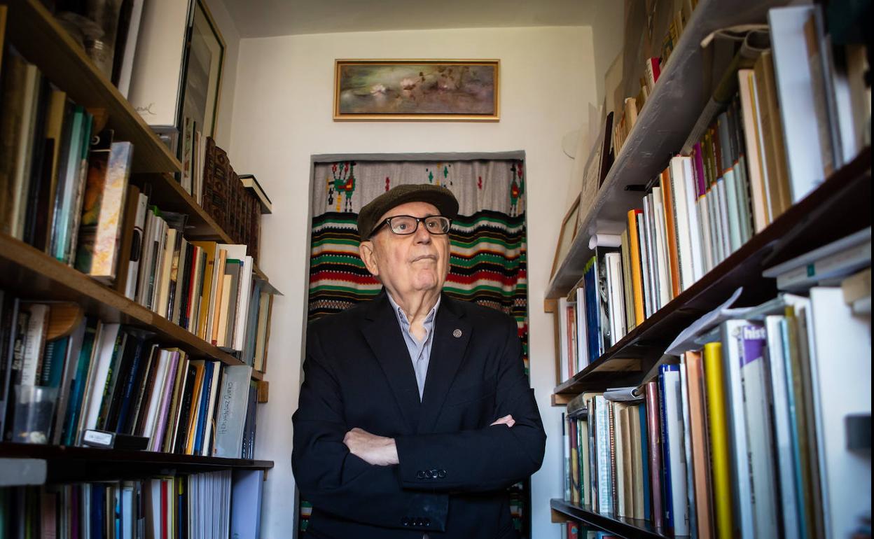 Gil Craviotto, en la biblioteca de su pequeño despacho en el domicilio familiar de Granada. 