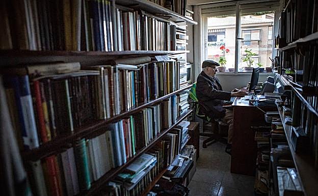 Escribiendo en su despacho. 