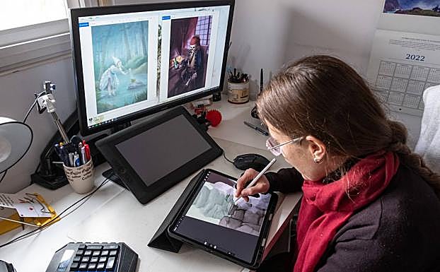 Imagen principal - Salvador trabajando en su estudio y dos de sus ilustraciones: 'El sauce llorón' y 'Guardián del tesoro'.