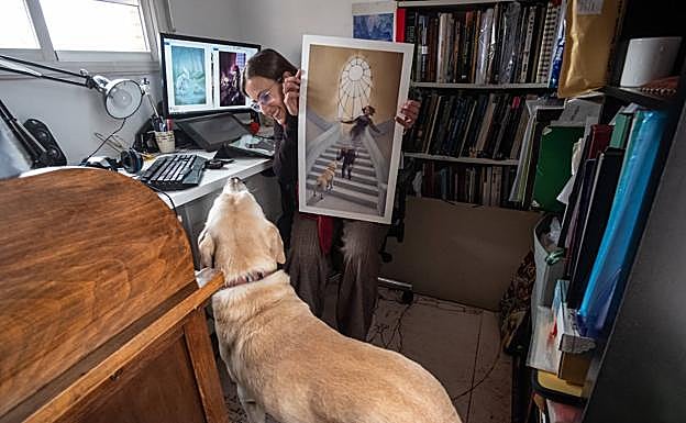 Natalia le enseña a Pipo la ilustración que él protagoniza. 