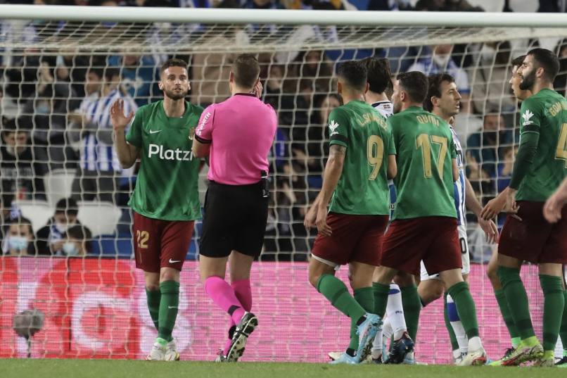 Domingos Duarte protesta el penalti del Reale Arena. 